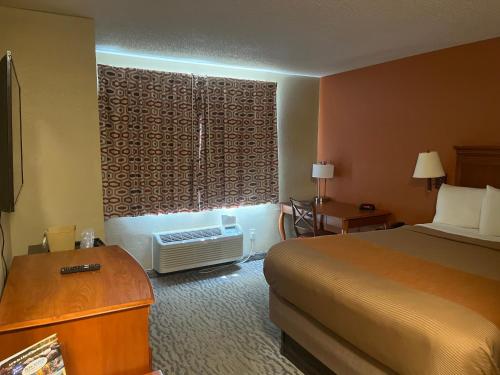 Anoka丽晶酒店及套房的酒店客房设有床和窗户。