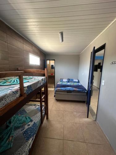 奥林达Hostel Simple的一间客房内配有两张双层床的房间