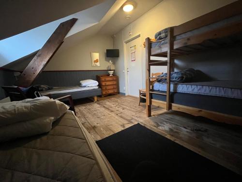 NorsholmKapten Billes Restaurang och Logi的一间带两张双层床的卧室和楼梯