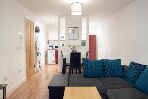 伯明翰Spacious 1 bed Apartment with workspace, Coffee & FREE Parking的客厅配有沙发和桌子