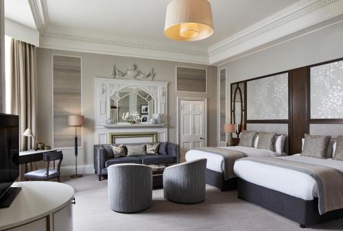 曼彻斯特The Midland的酒店客房,设有两张床和一张沙发