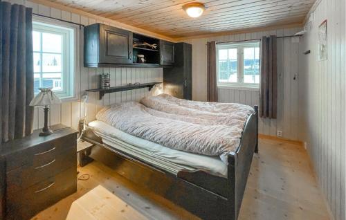 Svingvoll4 Bedroom Stunning Home In Svingvoll的一间卧室配有一张床、梳妆台和窗户。