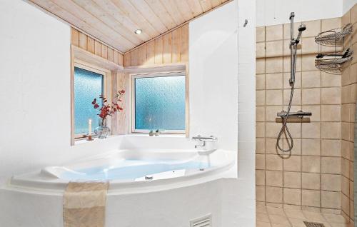埃贝尔托夫特Awesome Home In Ebeltoft With Sauna的白色的浴室设有浴缸和窗户。