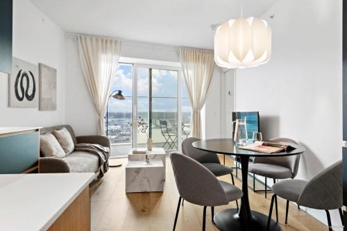 奥胡斯Best view in Denmark from 40th floor的客厅配有沙发和桌椅