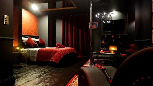 凯恩O' Plaisirs Interdits - Loveroom的一间卧室配有一张带红色毯子的床