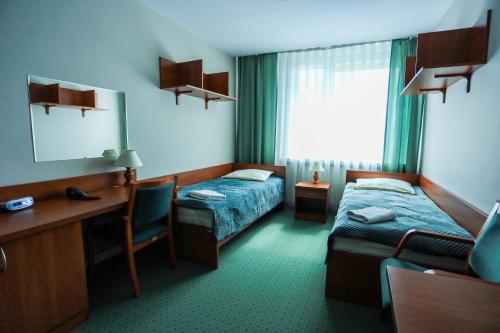 克拉科夫Hotel Krakowiak的酒店客房配有两张床和一张书桌