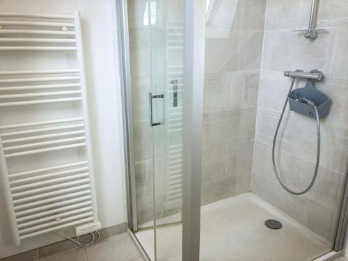 克朗Gîte du Pavement的浴室里设有玻璃门淋浴