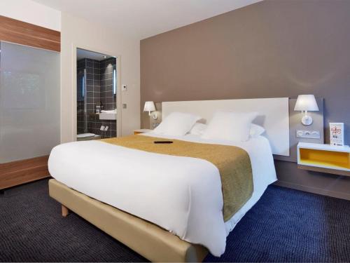 体育中心基里亚德高级酒店客房内的一张或多张床位