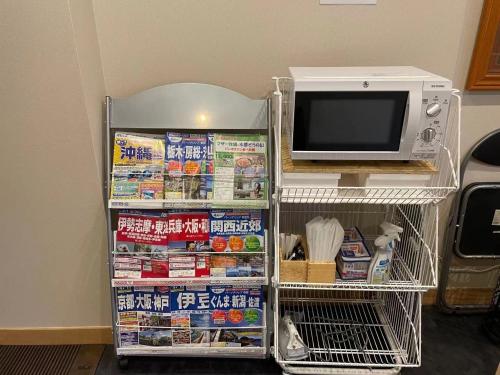 东京Light Hotel - Vacation STAY 17340v的冰箱里放满了食物,电视旁边放着