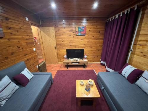 科维良Mountain Lodge T3 Duplex Abrigo do Lobo的客厅配有2张蓝色沙发和1台电视