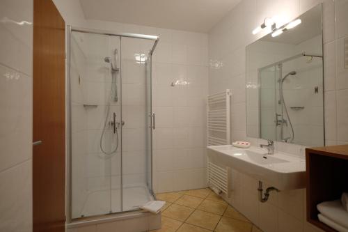 瓦格纳Hotel Restaurant Neuhold的带淋浴和盥洗盆的浴室