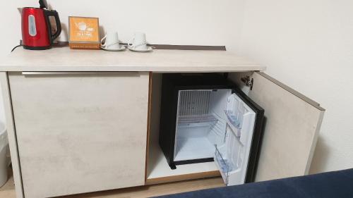 乌尔丁根-米赫尔霍芬Ferienwohnung und Pension Antje Ekert的带冰箱的柜台小厨房
