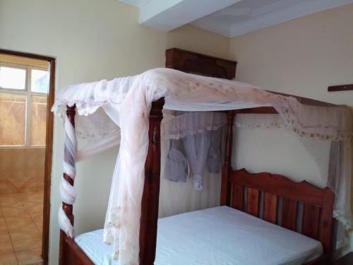 BusiaDreams lodge的一间卧室配有两张双层床。