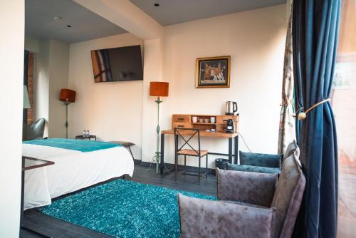 巴塞罗那Hotel Lincoln Lounge的配有一张床和一张书桌的酒店客房