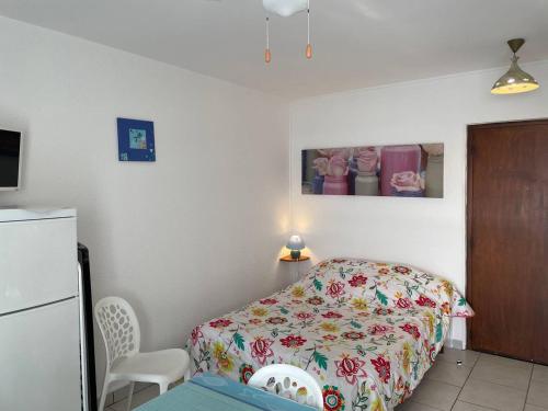 巴拉吕克莱班Studio Balaruc-les-Bains, 1 pièce, 2 personnes - FR-1-680-2的一间卧室配有一张床铺、一张桌子和一台冰箱