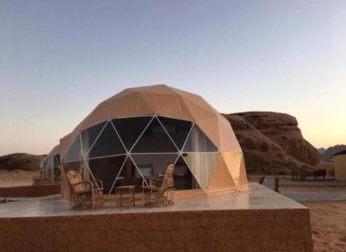 瓦迪拉姆Night Magic Camp的沙漠中的一个圆顶帐篷