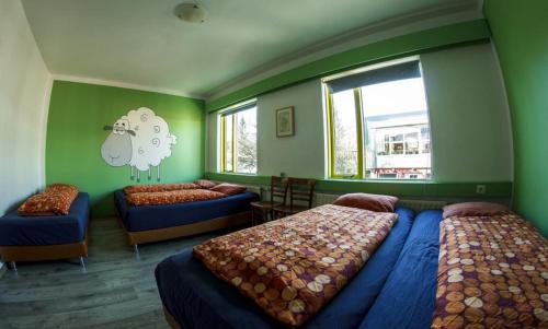 塞尔福斯塞尔福斯旅馆的一间卧室设有两张床和窗户。