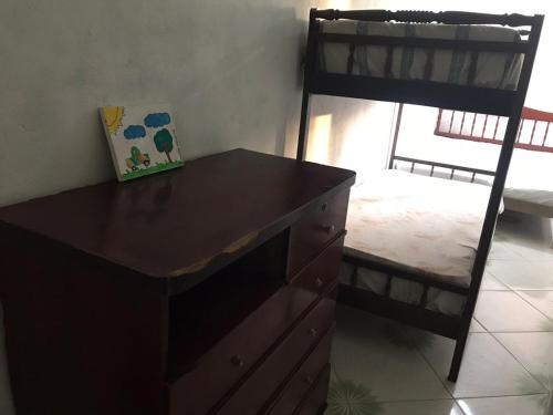 马拉塔伊济斯Casa B: Belo Horizonte Marataízes的一间卧室配有一张桌子和一张双层床。