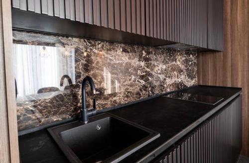 科帕奥尼克Woodside Apartment的厨房配有水槽和黑色台面