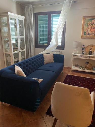 圣焦万尼瓦尔达尔诺Casa Begaj的客厅配有蓝色的沙发和椅子