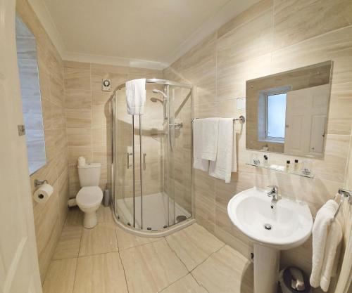 都柏林滑铁卢酒店的带淋浴、盥洗盆和卫生间的浴室