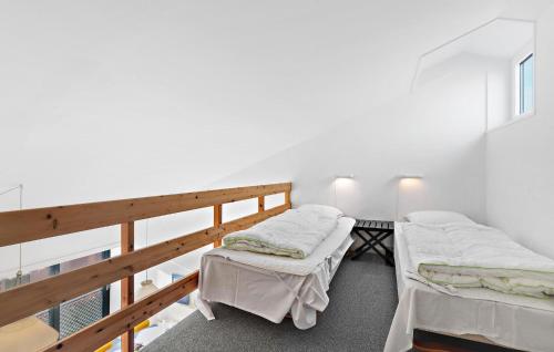 凡岛2 Bedroom Stunning Apartment In Fan的带阳台的客房内的两张床