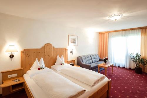 霍赫斯特代林德酒店的酒店客房,配有两张床和椅子