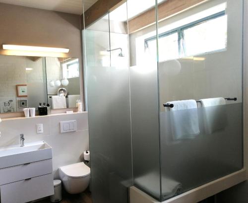 开普敦Fresh的带淋浴、卫生间和盥洗盆的浴室