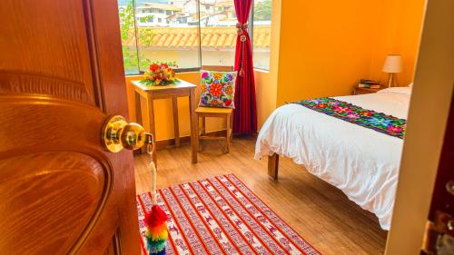 库斯科Andean Atoq Hostel的一间卧室设有一张床和一个窗口