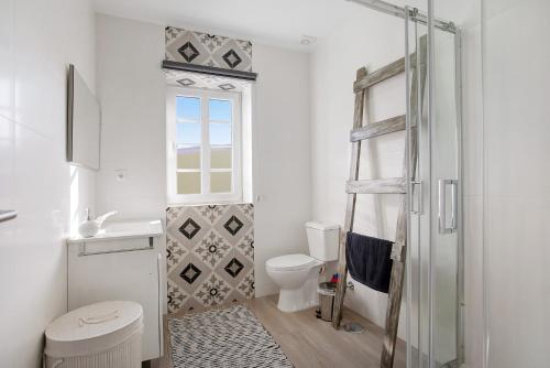 莱里亚Casa Davó的一间带卫生间和玻璃淋浴间的浴室