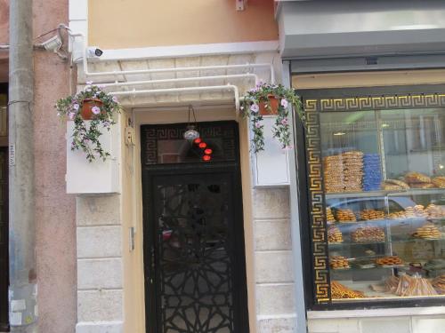 伊斯坦布尔Emin Cami Sokak No13的上层有香囊的面包店的门