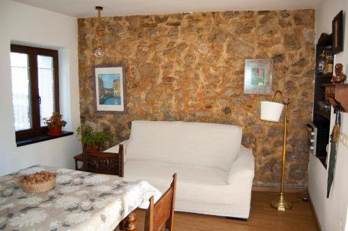 拉斯卡尔达斯Casa en Villa Termal Las Caldas的客厅配有白色的沙发和桌子