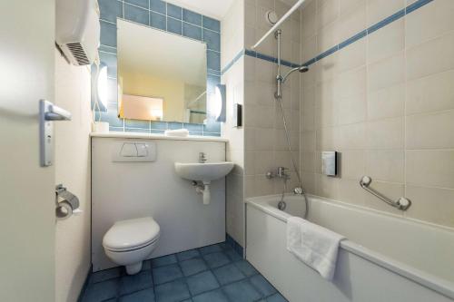 菲尔福尔德布鲁塞尔维尔福德钟楼酒店的浴室配有卫生间、盥洗盆和浴缸。