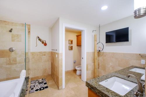 比洛克西Ocean Club 406的一间带水槽、淋浴和卫生间的浴室