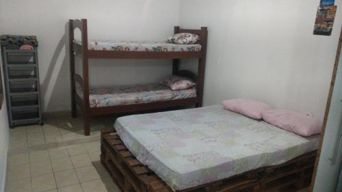 乌巴图巴Camping estrela Ubatuba的一间客房内配有两张双层床的房间