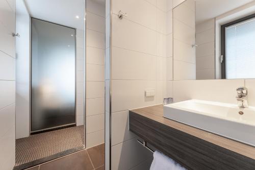 兹沃勒兹沃勒流明酒店的一间带水槽和镜子的浴室