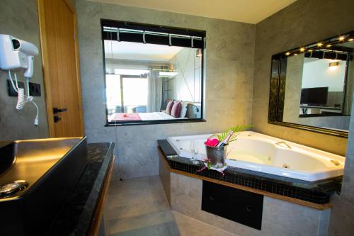 莫罗圣保罗宝塔酒店的一间带大浴缸和大镜子的浴室