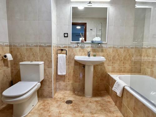 La Pola de GordónBicis & Vacas的浴室配有卫生间、盥洗盆和浴缸。