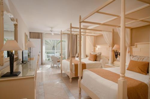 拉斯特拉纳斯Bahia Principe Grand El Portillo - All Inclusive的酒店客房设有两张床和一个阳台。