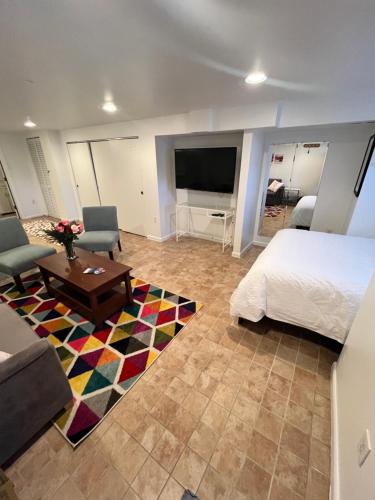 华盛顿Logan Circle Living的一间卧室设有一张床和一间客厅。