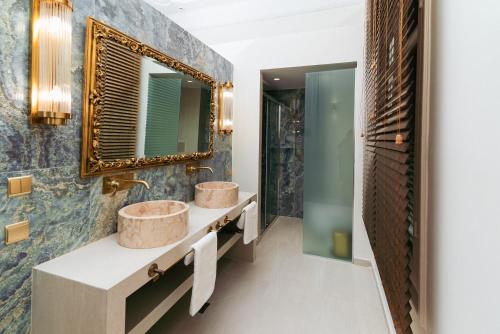 塞萨洛尼基Villa Clio, a Luxury Collection的浴室设有2个水槽和镜子