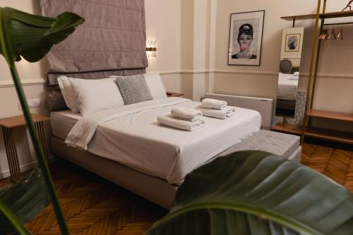 塞萨洛尼基Villa Clio, a Luxury Collection的一间卧室配有带毛巾的床