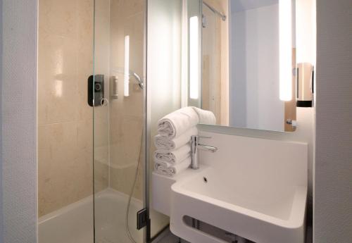德勒B&B HOTEL Dreux Centre的白色的浴室设有水槽和淋浴。