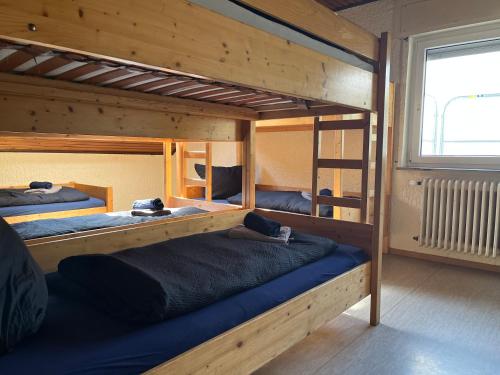 加格瑙Naturfreundehaus Grosser Wald的房屋内带三张双层床的房间
