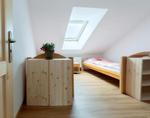 莫斯提威阿布伦克瓦U Janka的一间卧室配有一张床和一个木柜,里面种有植物