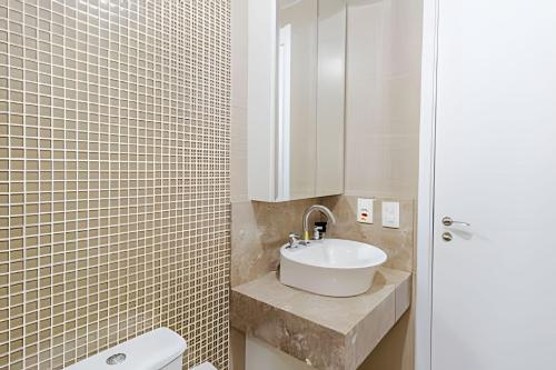 阿雷格里港Apartamento Espaçoso & Aconchegante - 3 quartos的浴室配有白色水槽和卫生间。