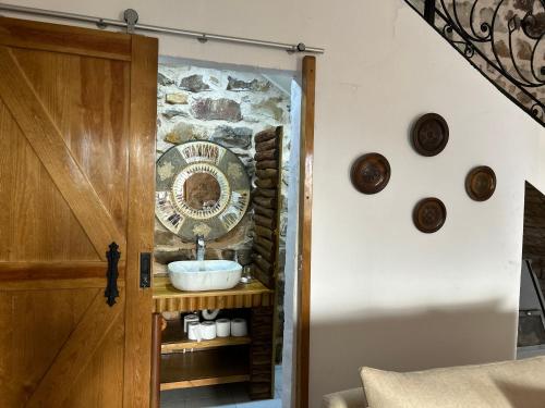 贝贾亚Villa la crête的石墙旁带水槽的浴室