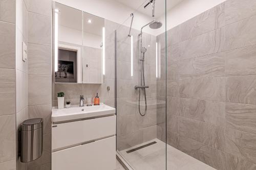 布达佩斯Luxury Tropical Apartment at Budapest的带淋浴和盥洗盆的浴室