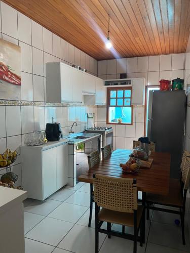 Casa Aconchego的厨房或小厨房
