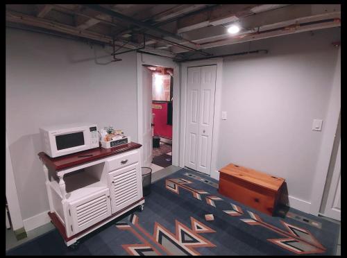 波特兰Guest Space on the Portland Peninsula的客房配有微波炉和带微波炉的书桌。